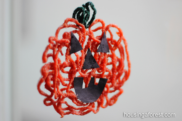 Yarn Pumpkins ~ Simple Halloween Craft