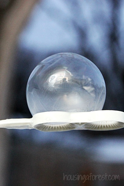 Frozen Bubbles ~ Winter science experiment.  Lots of tips and tricks for how to create frozen bubbles.
