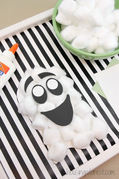 Classic Halloween Craft for toddlers ~ Cotton Ball Ghosts with printable template